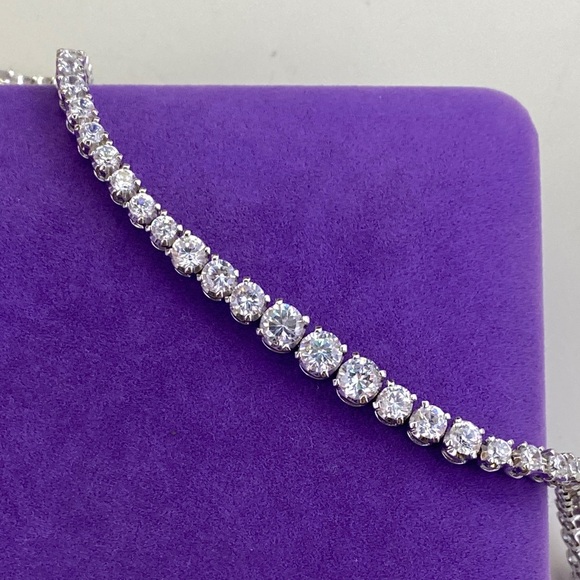 💛 Elegant Sterling Silver Graduating CZ Tennis Bracelet - Picture 6 of 7